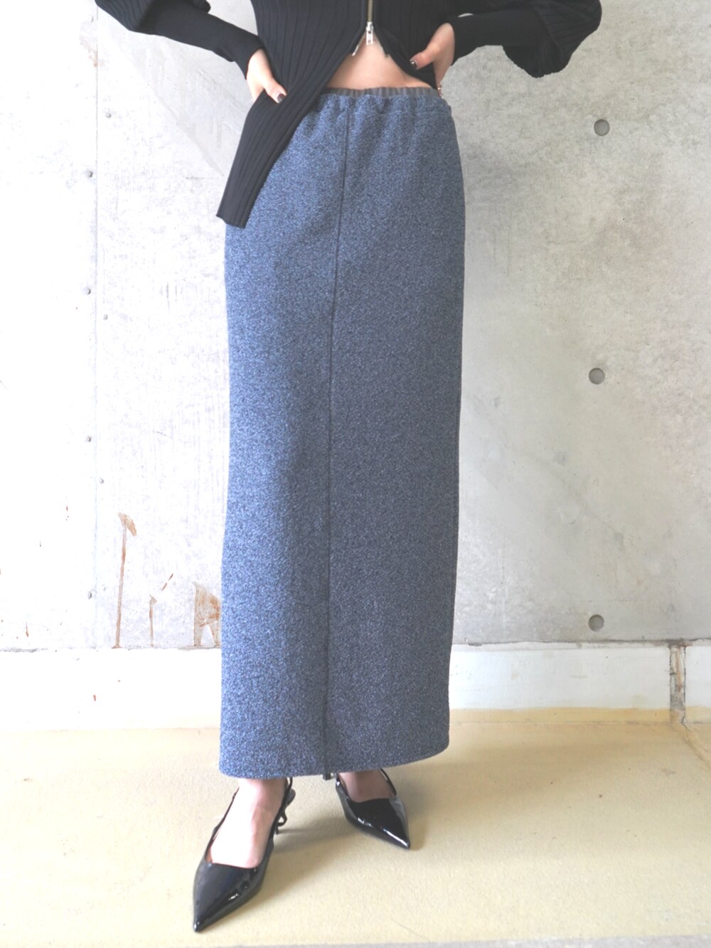 ブラック系のカーディガン/ボレロを着用したレディースの冬コーディネートの3枚目の写真