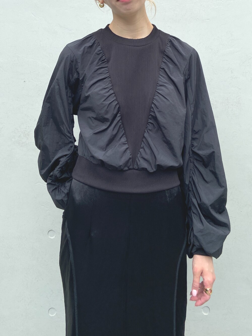 ブラック系のその他トップスを着用したレディースの冬コーディネートの2枚目の写真