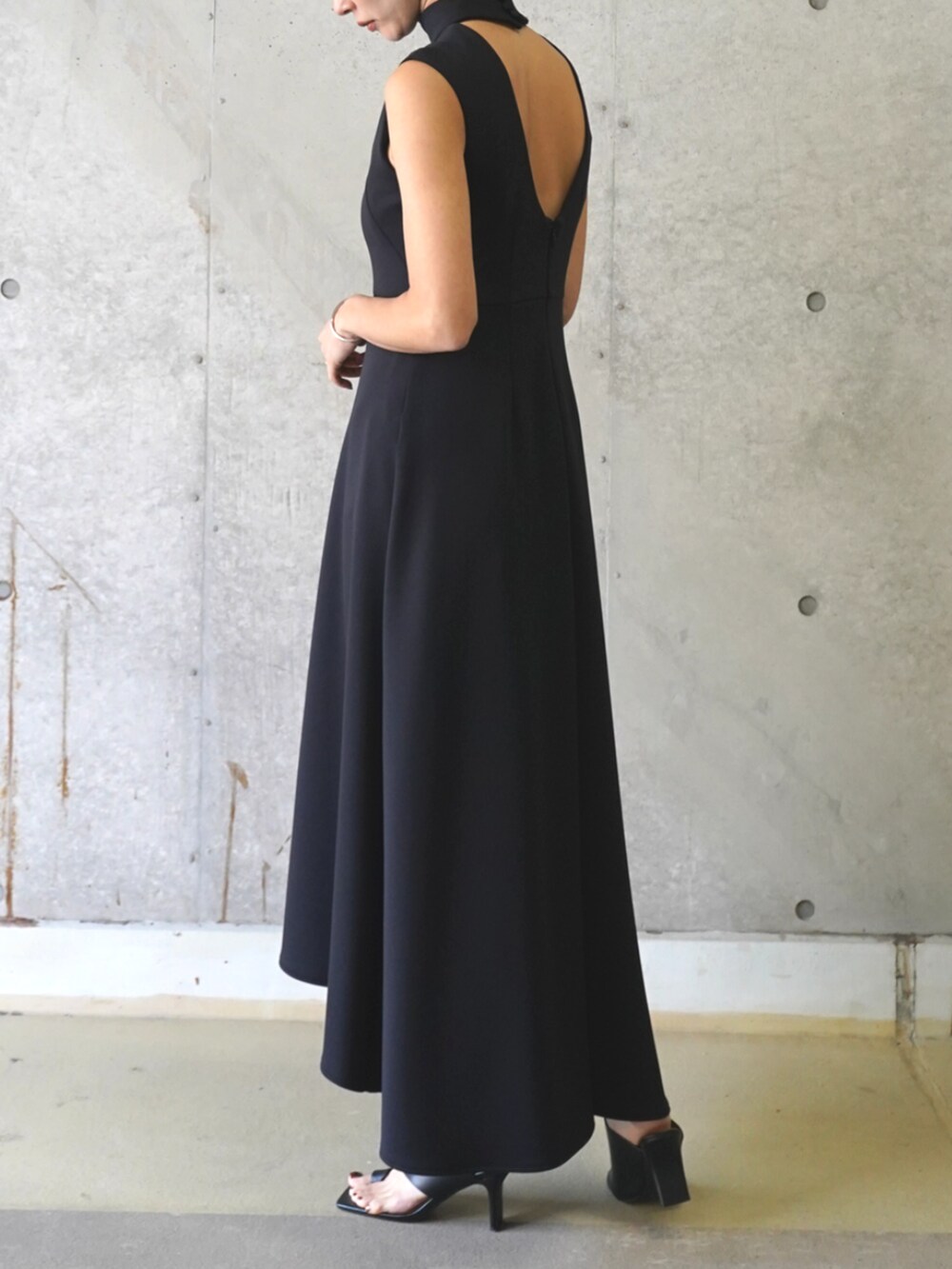 ブラック系のワンピースを着用したレディースの冬コーディネートの2枚目の写真