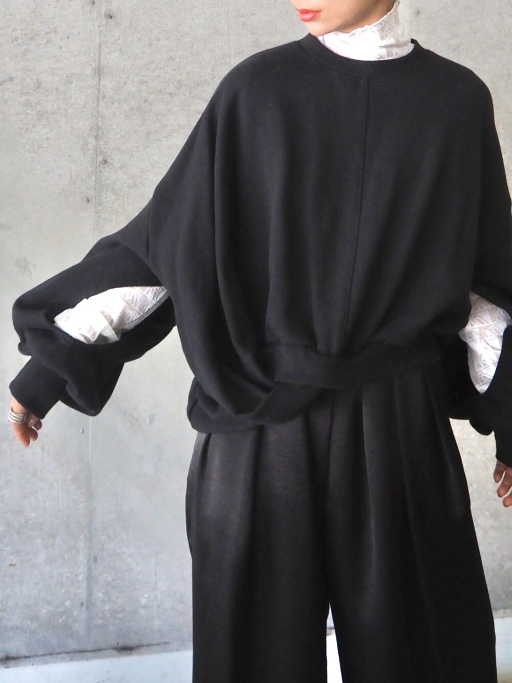 「モノトーン、低身長コーデ、スウェット、レイヤードスタイル、サテンパンツ、ブラックコーデ」｜「THINGS THAT MATTERのTWIST SWEAT PULLOVER / ツイストスウェットプルオーバー（スウェット、ブラック系）」を使った、THINGS THAT MATTERさん（レディース・152cm）の冬コーディネートの2枚目の写真