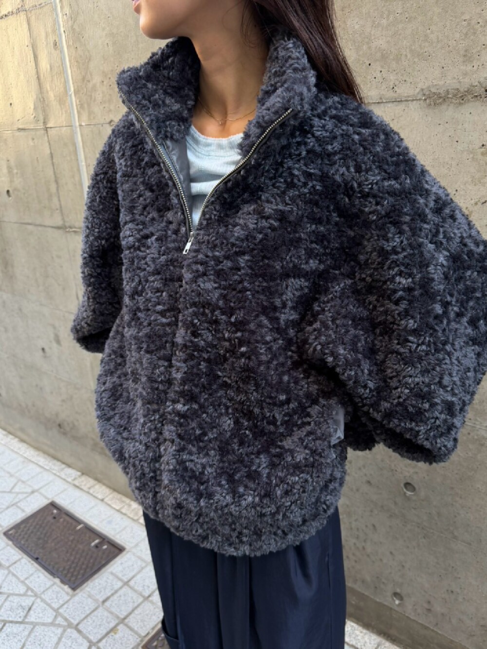 ブルー系のその他パンツ、グレー系のその他アウターを着用したレディースの秋コーディネートの2枚目の写真