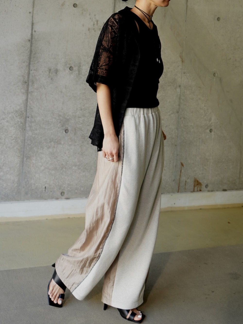 ベージュ系のスウェットパンツを着用したレディースの春コーディネートの2枚目の写真