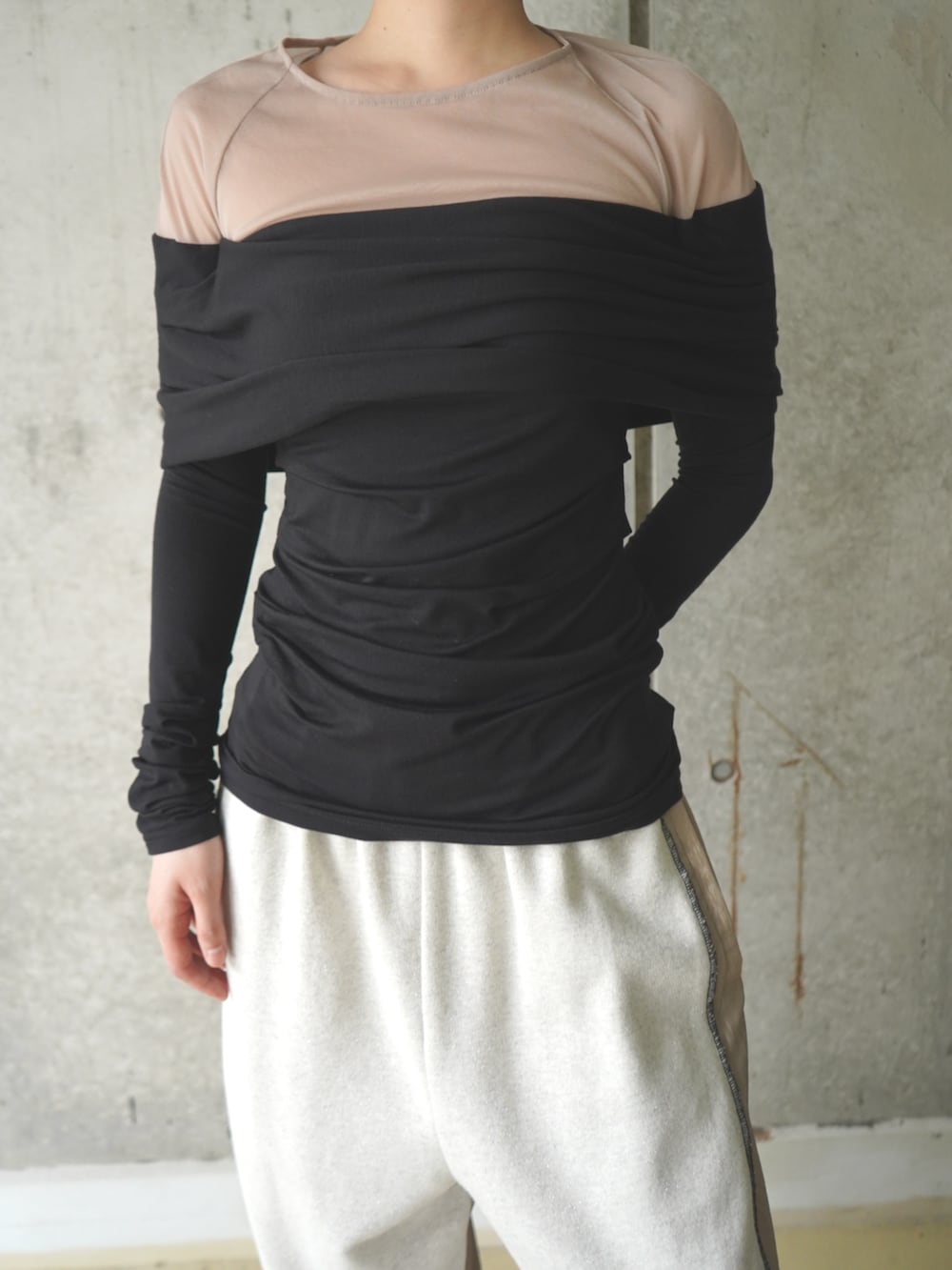 ベージュ系のスウェットパンツ、ブラック系のその他トップスを着用したレディースの夏コーディネートの2枚目の写真