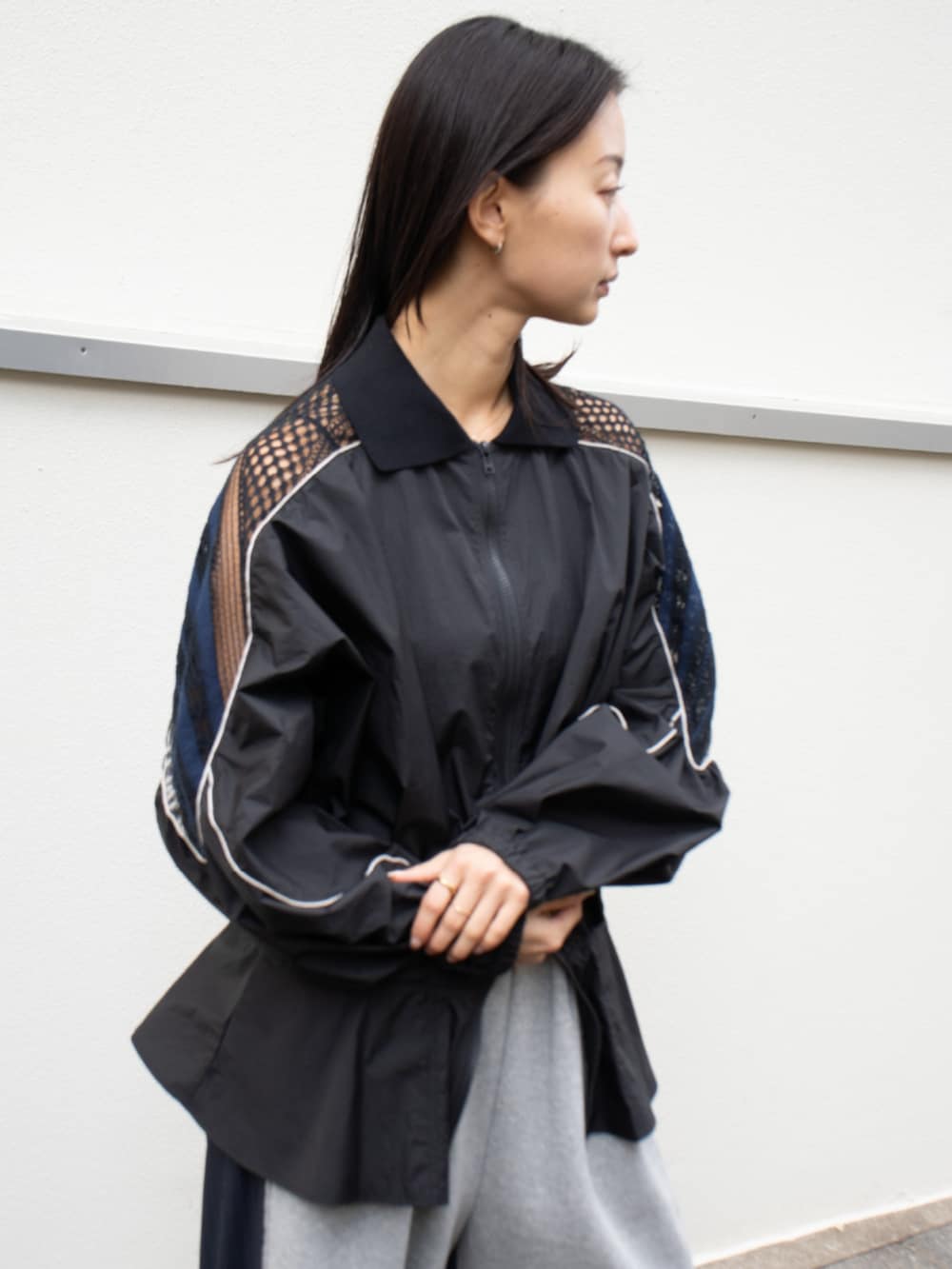 ブラック系のブルゾンを着用したレディースの春コーディネートの2枚目の写真
