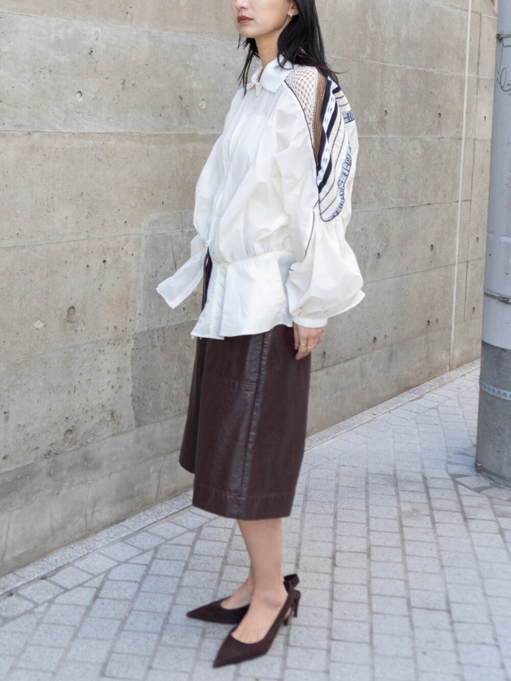 ブラウン系のその他パンツ、ベージュ系のブルゾンを着用したレディースの春コーディネートの2枚目の写真