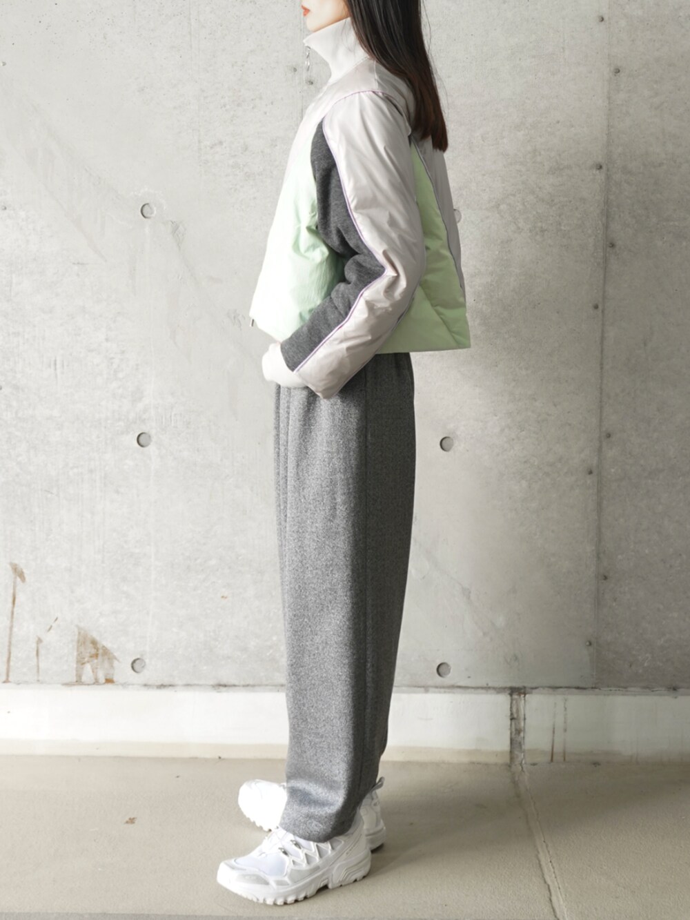 グリーン系のその他アウター、グレー系のその他パンツを着用したレディースの冬コーディネートの2枚目の写真