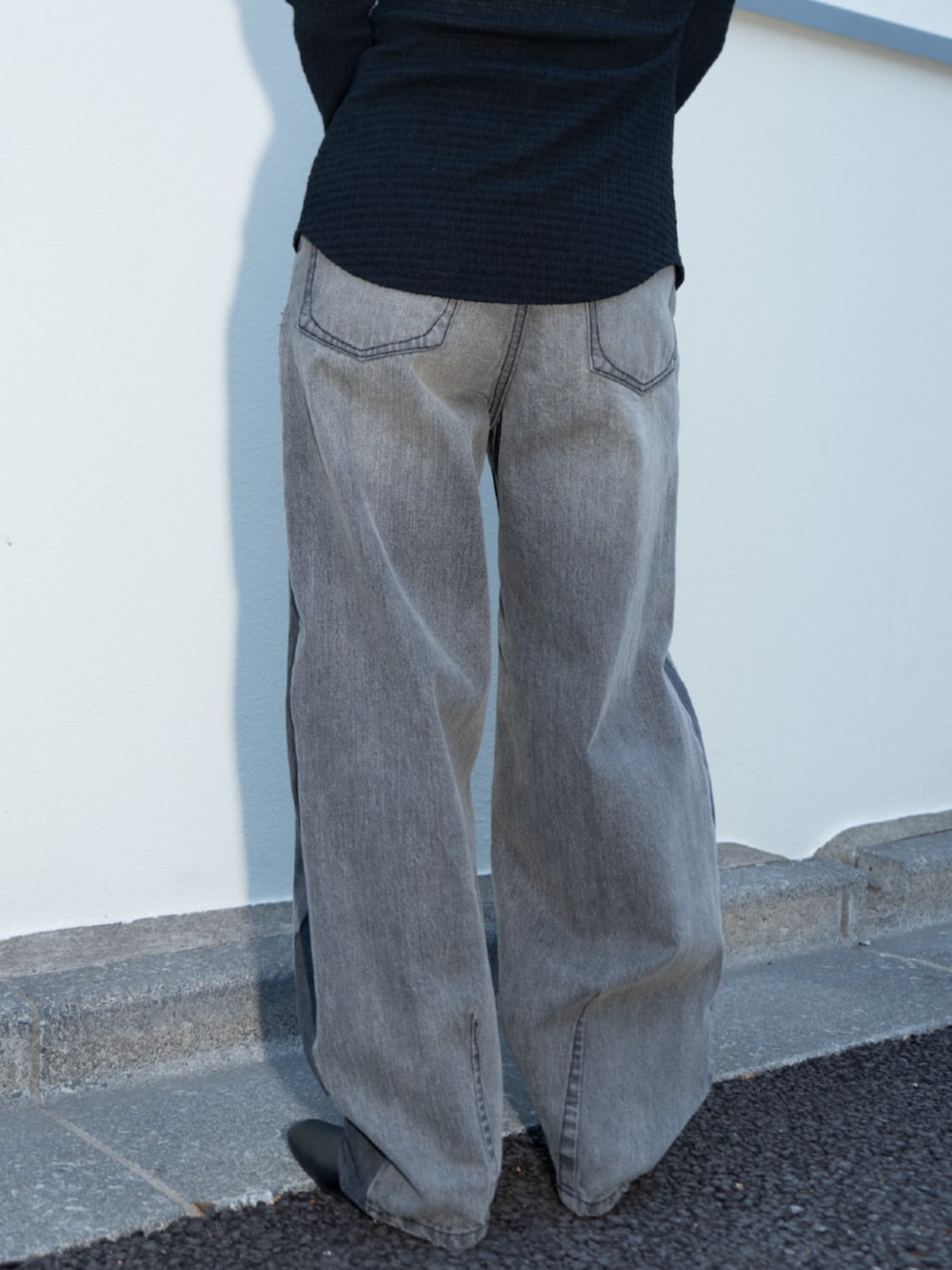 ブラック系のシャツ/ブラウス、ブラック系のデニムパンツを着用したレディースの冬コーディネートの5枚目の写真