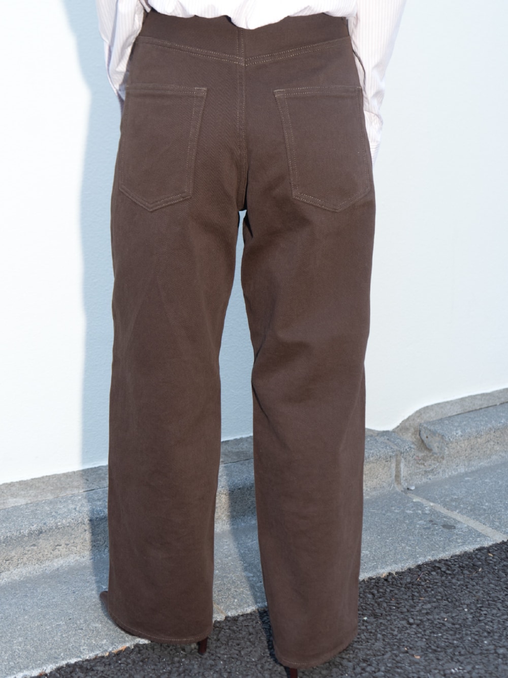 ブラウン系のデニムパンツを着用したレディースの冬コーディネートの5枚目の写真