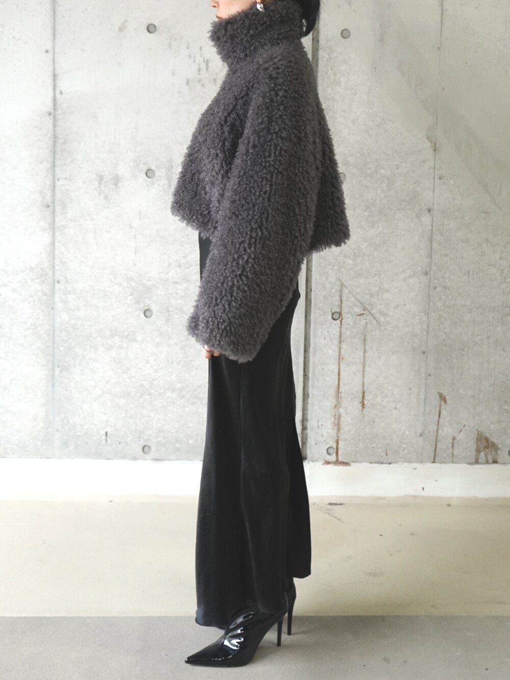 グレー系のブルゾンを着用したレディースの冬コーディネートの2枚目の写真