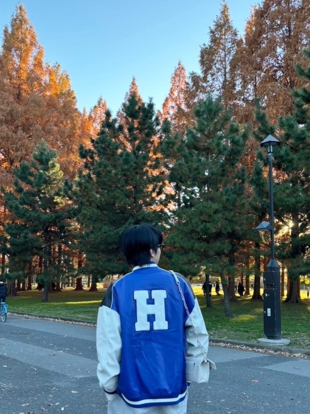 ブルー系のスタジャン、グレー系のスウェットパンツ、ブルー系のスニーカーを着用したメンズの冬コーディネートの2枚目の写真