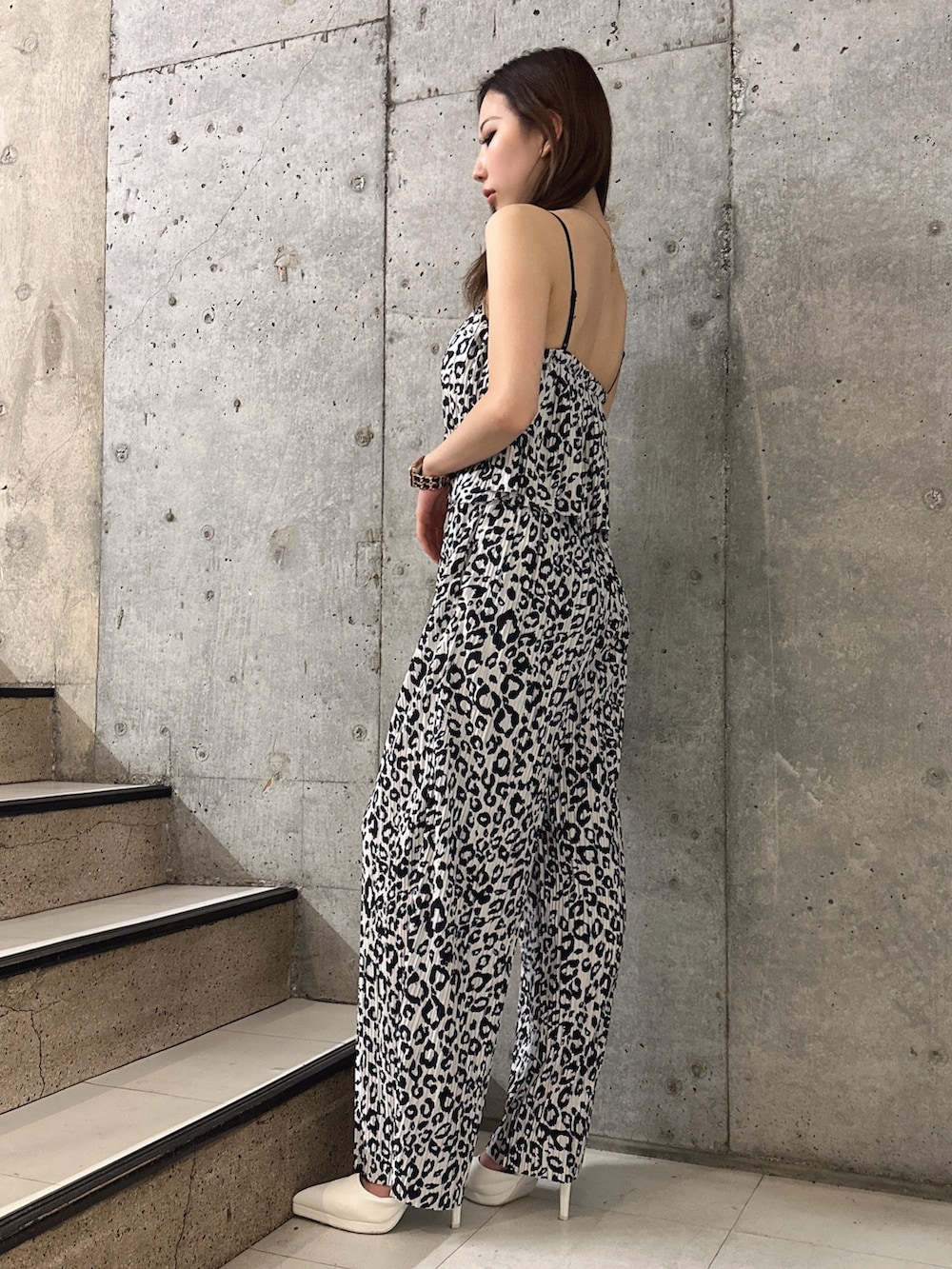 その他のその他パンツ、その他のキャミソール、ホワイト系のパンプスを着用したレディースの春コーディネートの2枚目の写真