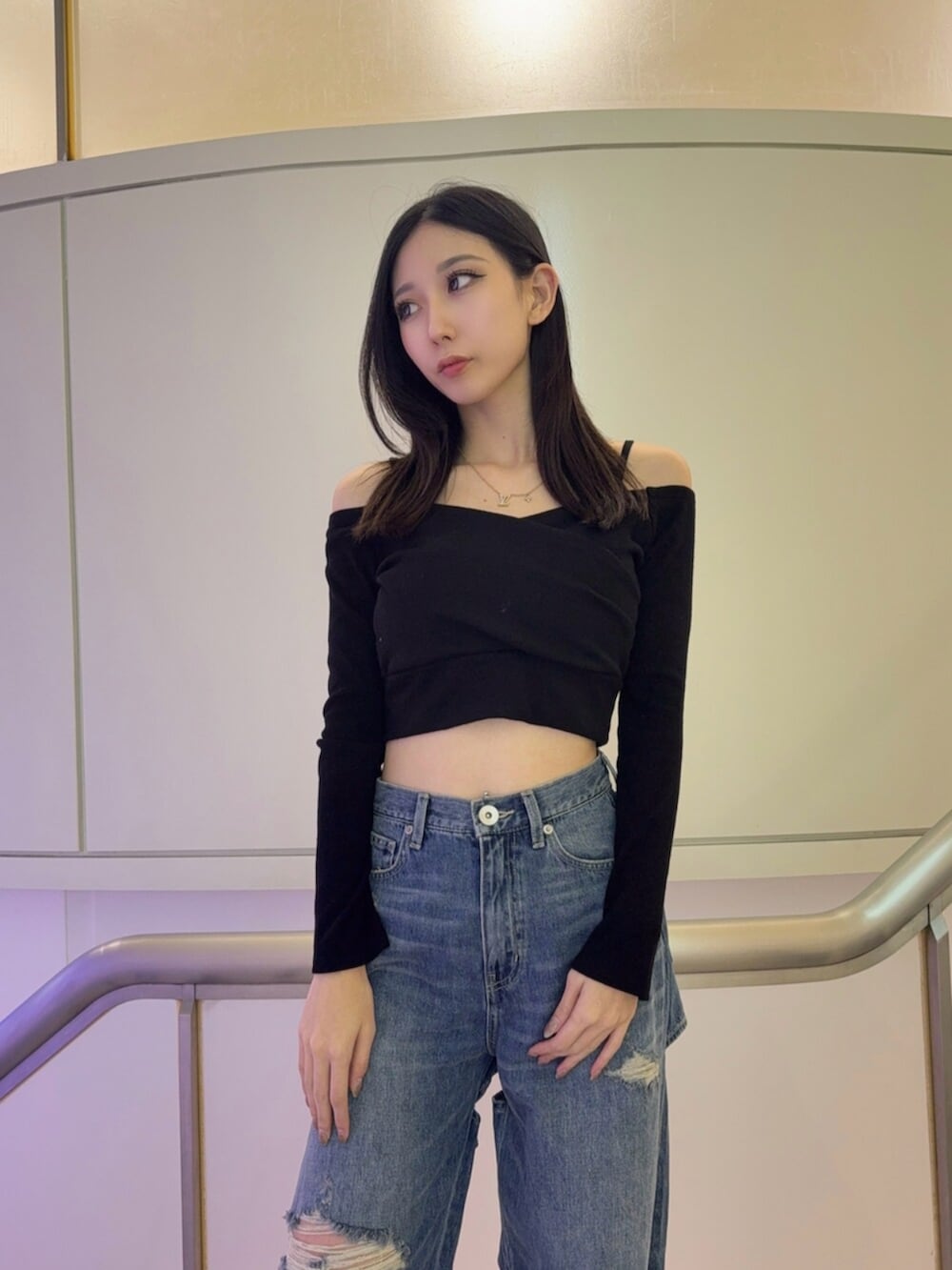 ブラック系のブーツ、ブルー系のデニムパンツ、ブラック系のTシャツ/カットソーを着用したレディースの秋コーディネートの4枚目の写真