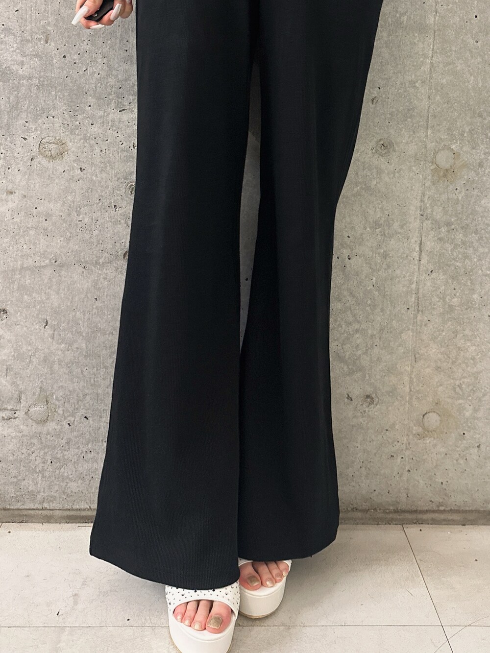 ブラック系のつなぎ/オールインワン、ホワイト系のサンダルを着用したレディースの春コーディネートの8枚目の写真