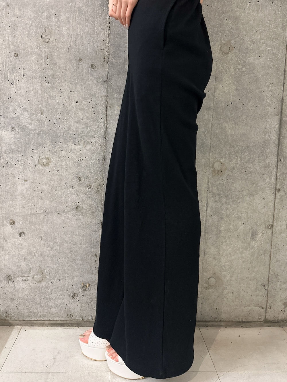 ブラック系のつなぎ/オールインワン、ホワイト系のサンダルを着用したレディースの春コーディネートの7枚目の写真