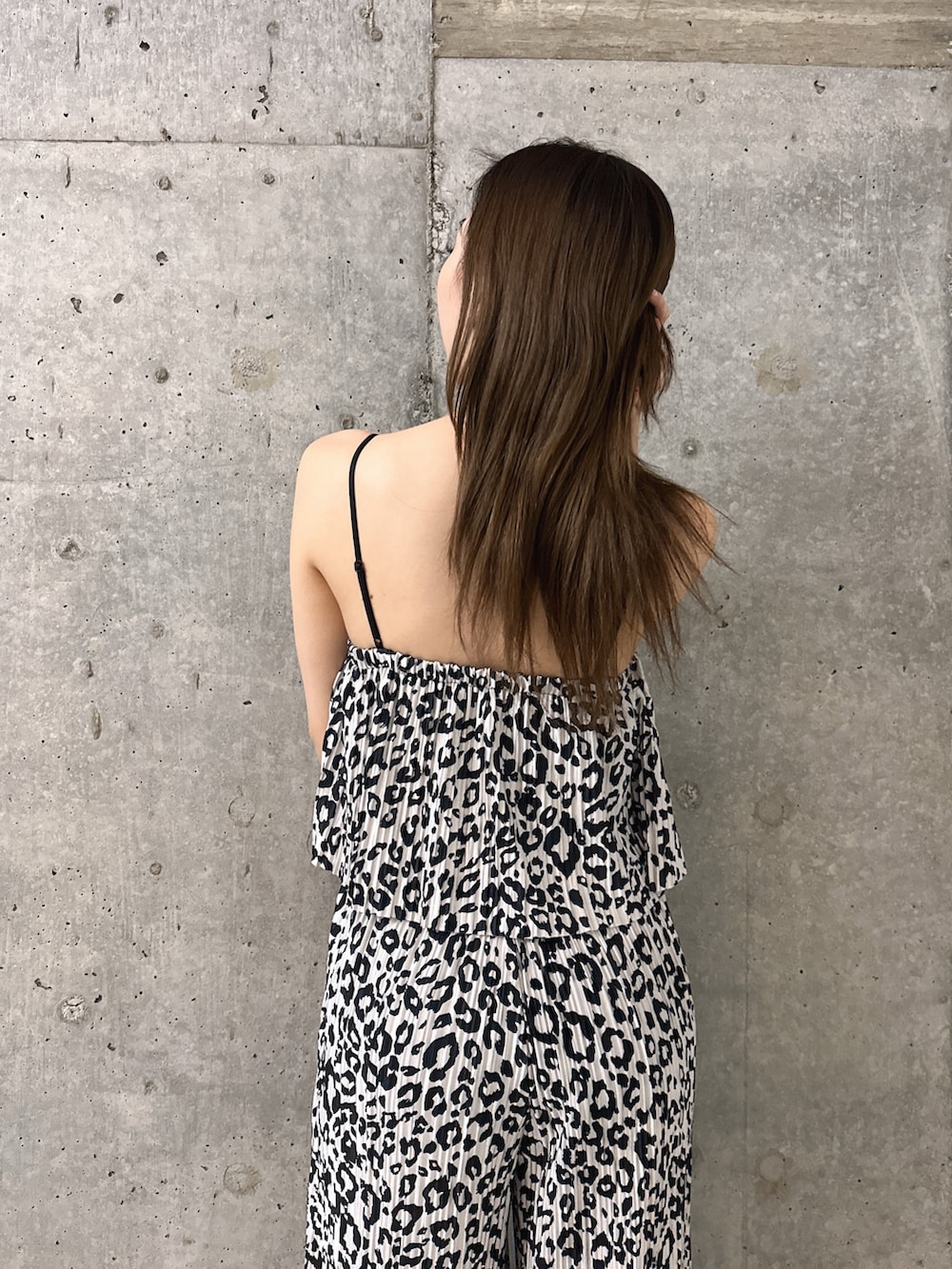 その他のその他パンツ、その他のキャミソール、ホワイト系のパンプスを着用したレディースの春コーディネートの5枚目の写真