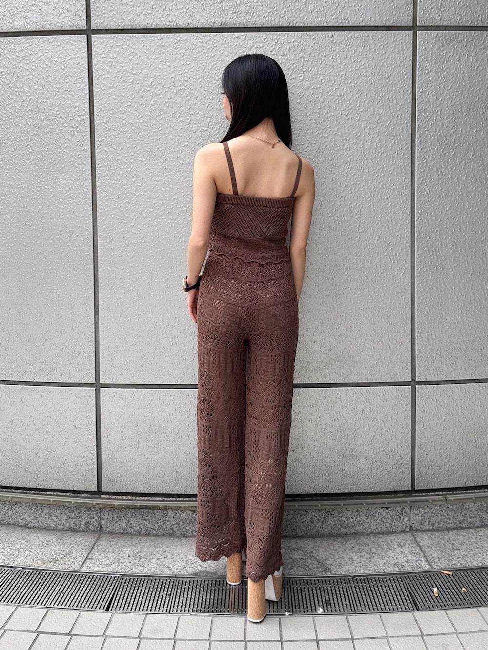 ブラウン系のその他パンツ、ブラウン系のキャミソール、ホワイト系のサンダルを着用したレディースの夏コーディネートの3枚目の写真