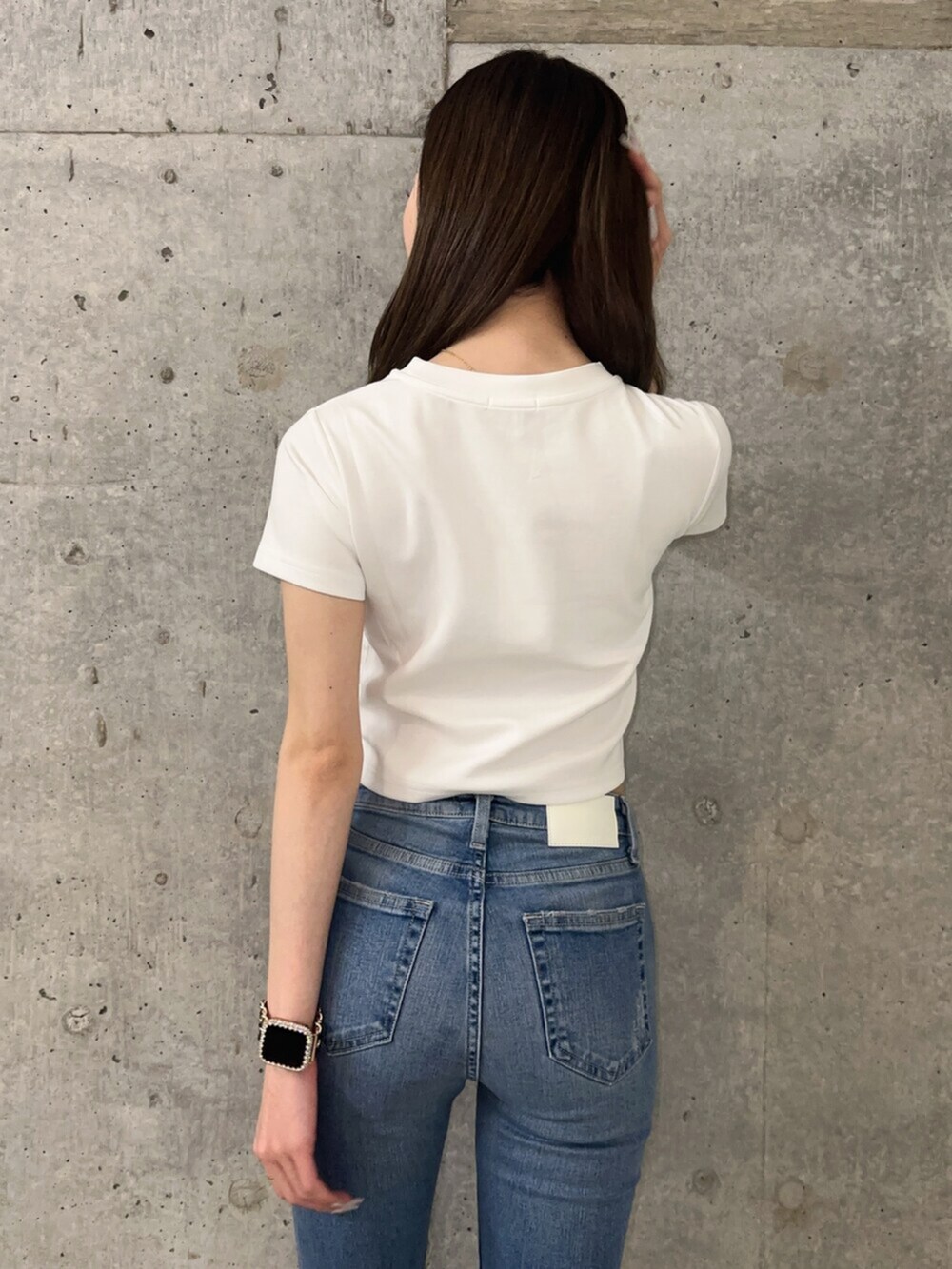 ブラック系のサンダル、ブルー系のデニムパンツ、ホワイト系のTシャツ/カットソーを着用したレディースの春コーディネートの5枚目の写真