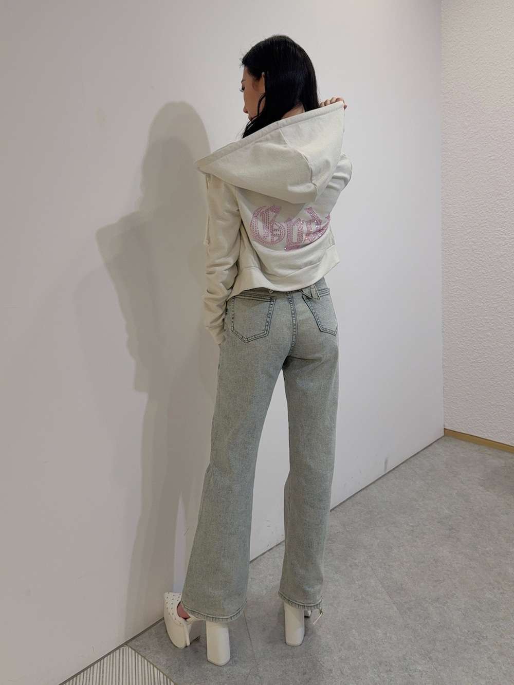 ブルー系のつなぎ/オールインワン、ホワイト系のパーカー、ホワイト系のパンプスを着用したレディースの冬コーディネートの3枚目の写真