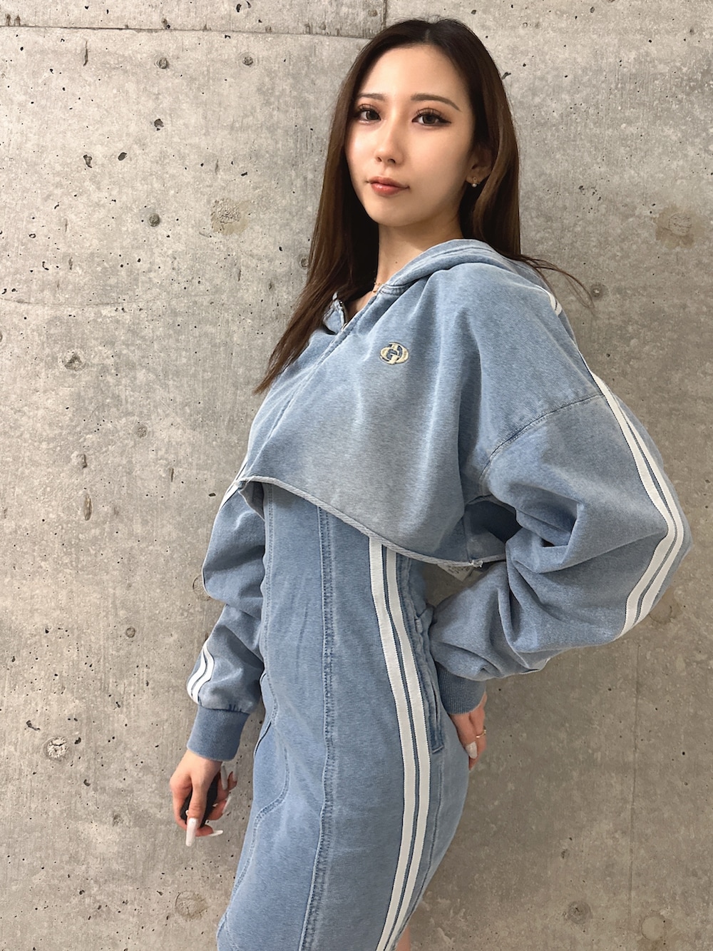 「セットアップ、大人カジュアル、デニム、デニムパンツ、デニムコーデ、デニムオンデニム、タイトワンピース、gyda、GYDA、gydastaff、GYDAコーデ、gydaデニム、GYDAデニム」｜「GYDAのGD SIDE 2ラインカットデニムベアワンピース【SETUP着用可】（ワンピース、ブルー系）」を使った、hinanoさん（レディース・156cm）の春コーディネートの5枚目の写真