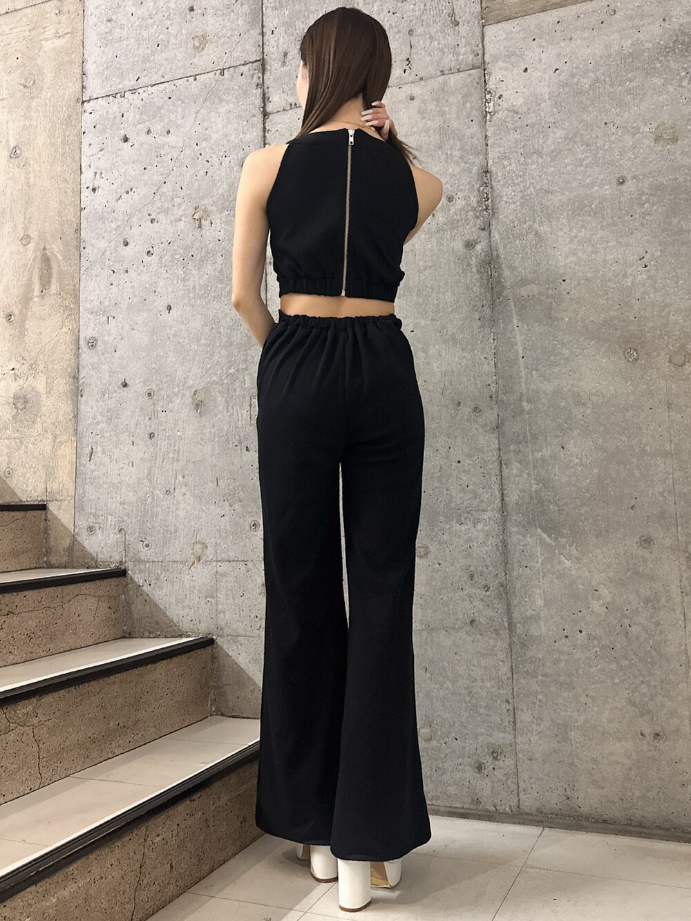 ブラック系のつなぎ/オールインワン、ホワイト系のサンダルを着用したレディースの春コーディネートの3枚目の写真