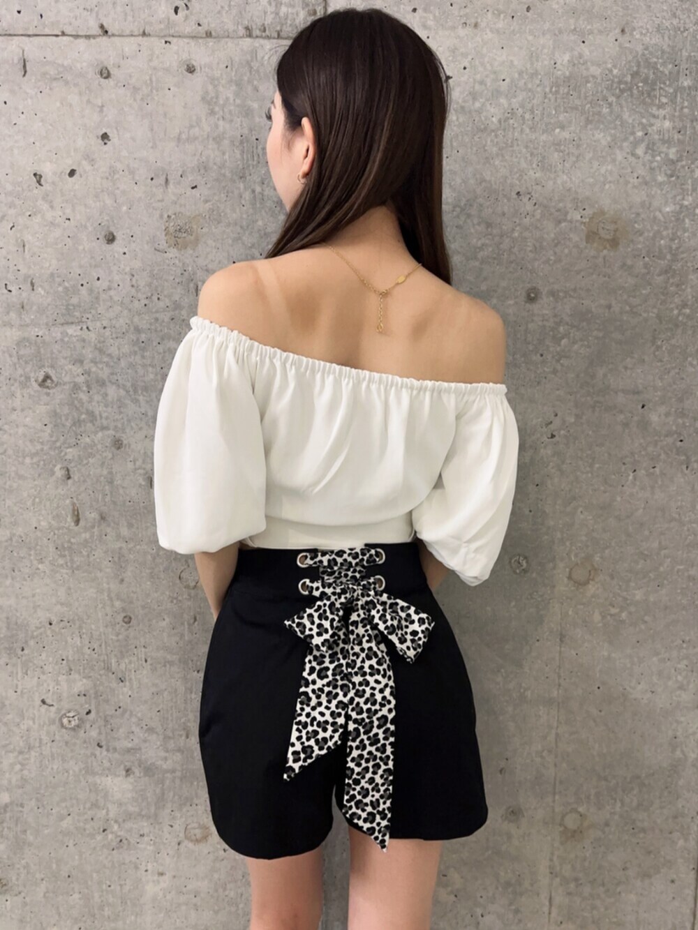ブラック系のサンダル、ブラック系のその他パンツ、ホワイト系のシャツ/ブラウスを着用したレディースの夏コーディネートの5枚目の写真