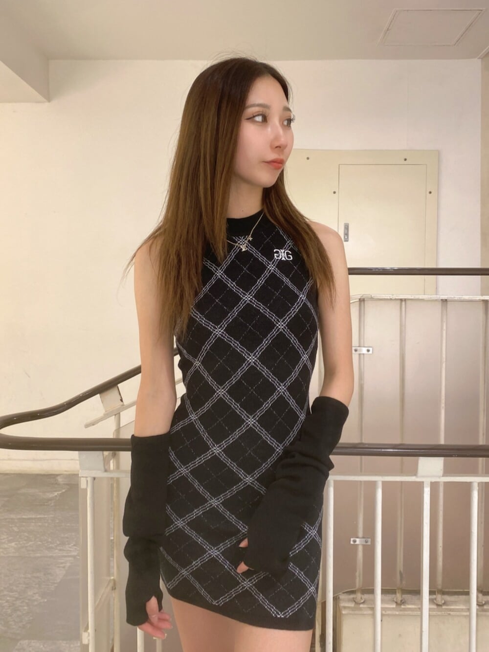 ブラック系のサンダル、ブラック系のワンピースを着用したレディースの夏コーディネートの4枚目の写真