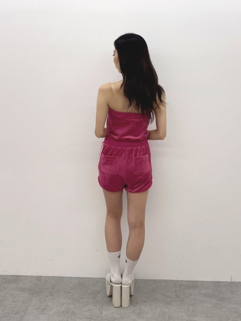 ピンク系のワンピース、ホワイト系のサンダル、ホワイト系のソックス/靴下を着用したレディースの夏コーディネートの3枚目の写真