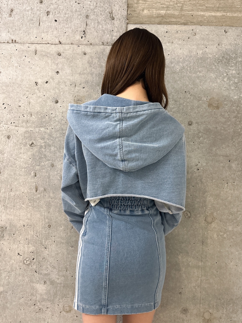 「セットアップ、大人カジュアル、デニム、デニムパンツ、デニムコーデ、デニムオンデニム、タイトワンピース、gyda、GYDA、gydastaff、GYDAコーデ、gydaデニム、GYDAデニム」｜「GYDAのGD SIDE 2ラインカットデニムベアワンピース【SETUP着用可】（ワンピース、ブルー系）」を使った、hinanoさん（レディース・156cm）の春コーディネートの6枚目の写真