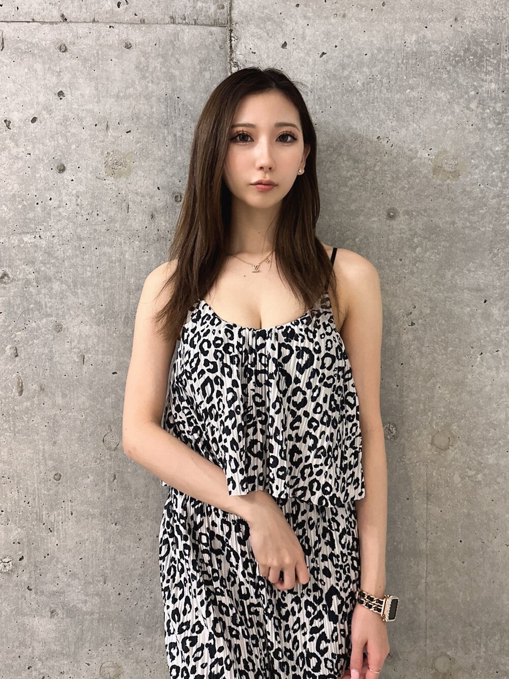 その他のその他パンツ、その他のキャミソール、ホワイト系のパンプスを着用したレディースの春コーディネートの4枚目の写真