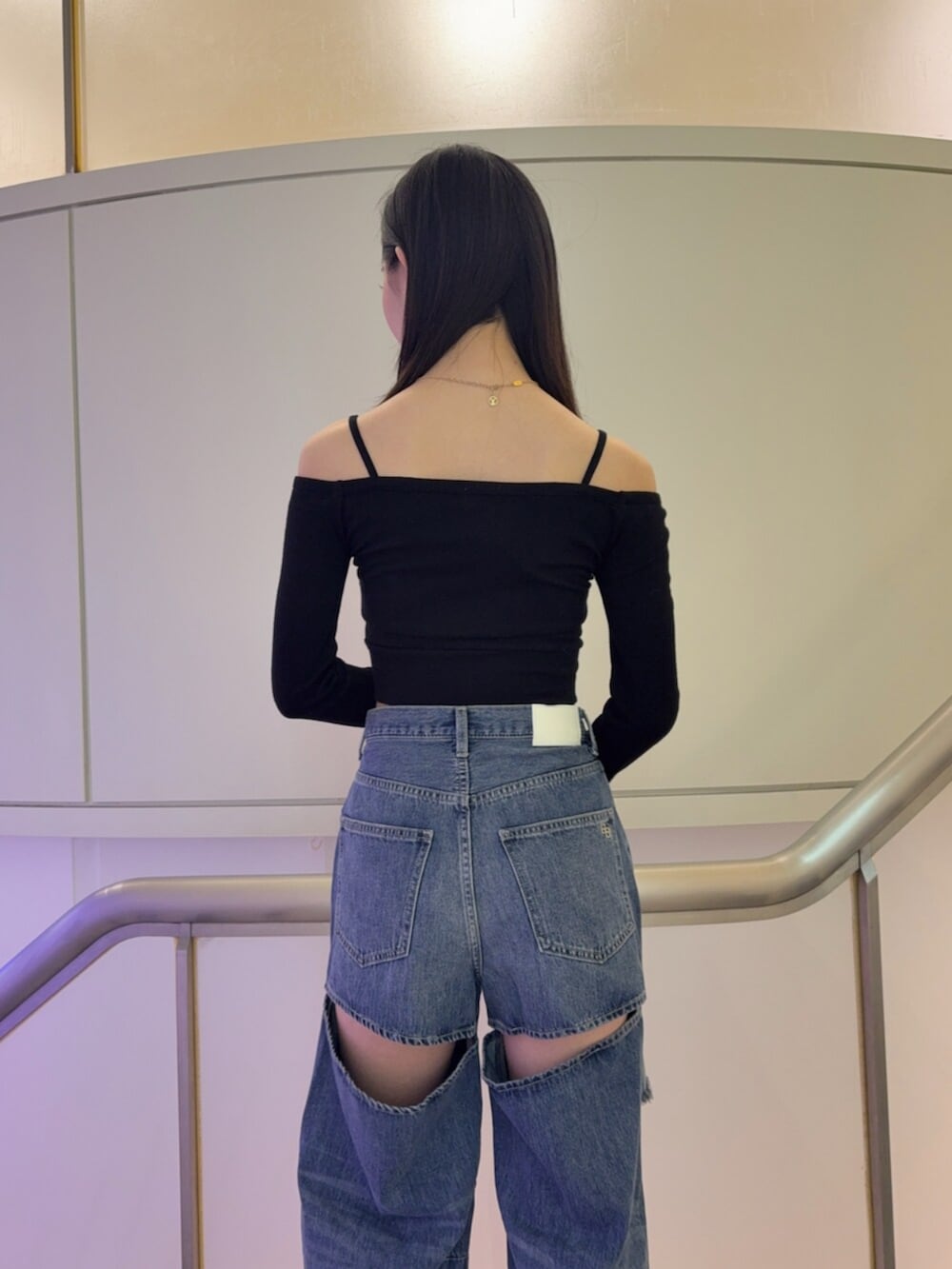 ブラック系のブーツ、ブルー系のデニムパンツ、ブラック系のTシャツ/カットソーを着用したレディースの秋コーディネートの5枚目の写真
