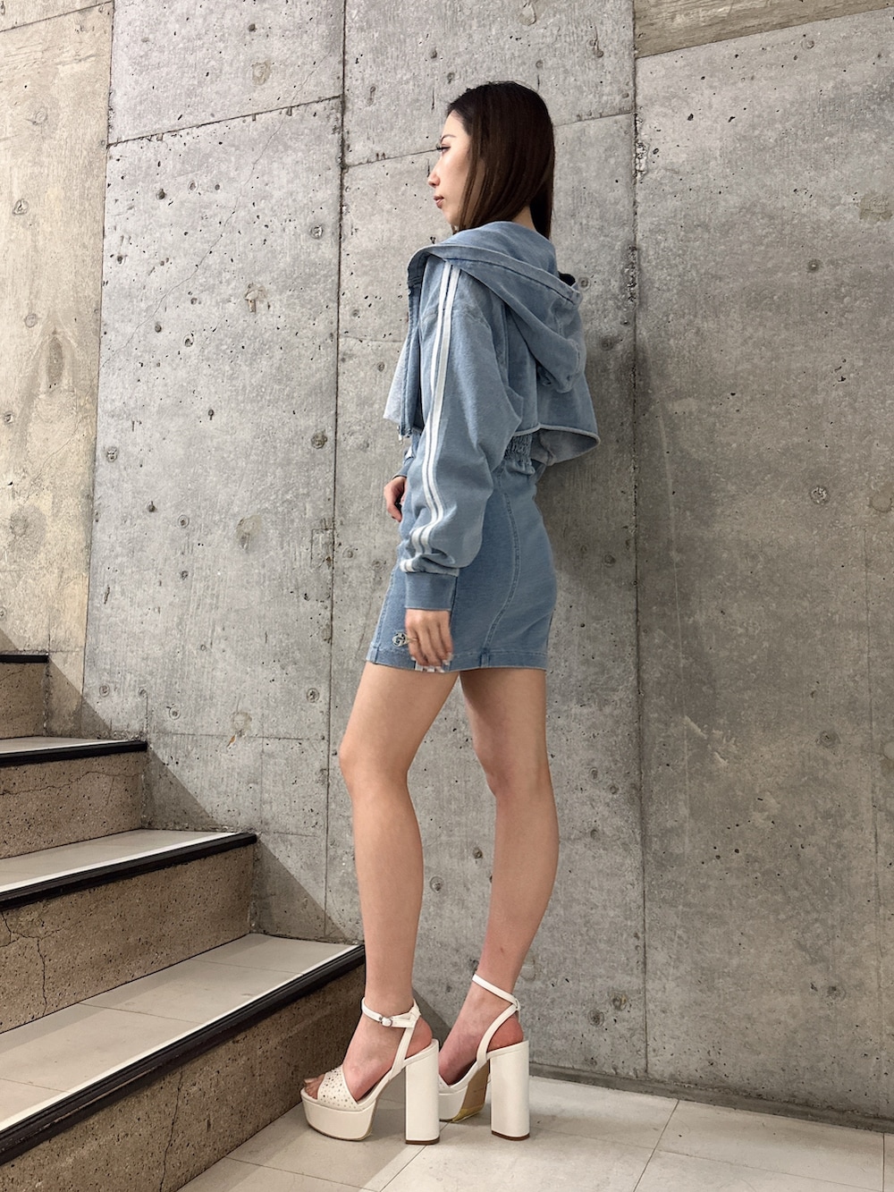 「セットアップ、大人カジュアル、デニム、デニムパンツ、デニムコーデ、デニムオンデニム、タイトワンピース、gyda、GYDA、gydastaff、GYDAコーデ、gydaデニム、GYDAデニム」｜「GYDAのGD SIDE 2ラインカットデニムベアワンピース【SETUP着用可】（ワンピース、ブルー系）」を使った、hinanoさん（レディース・156cm）の春コーディネートの2枚目の写真