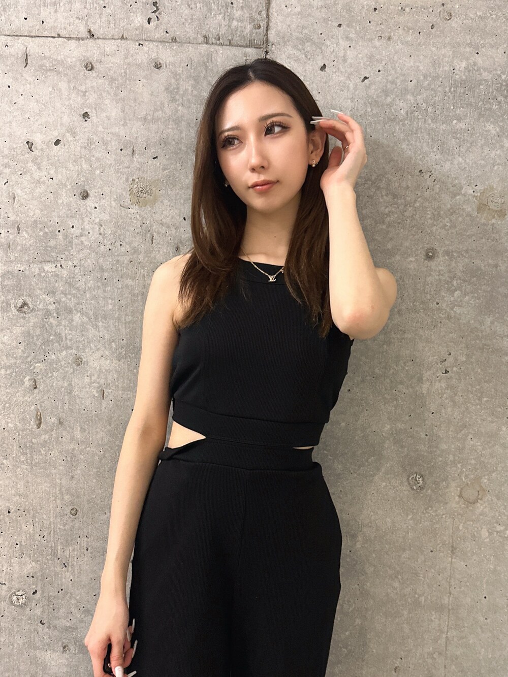 ブラック系のつなぎ/オールインワン、ホワイト系のサンダルを着用したレディースの春コーディネートの4枚目の写真