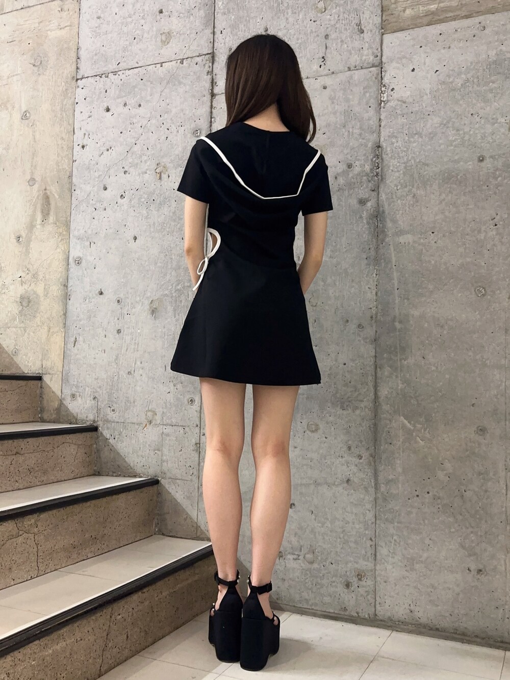 ブラック系のワンピース、ブラック系のサンダルを着用したレディースの春コーディネートの3枚目の写真