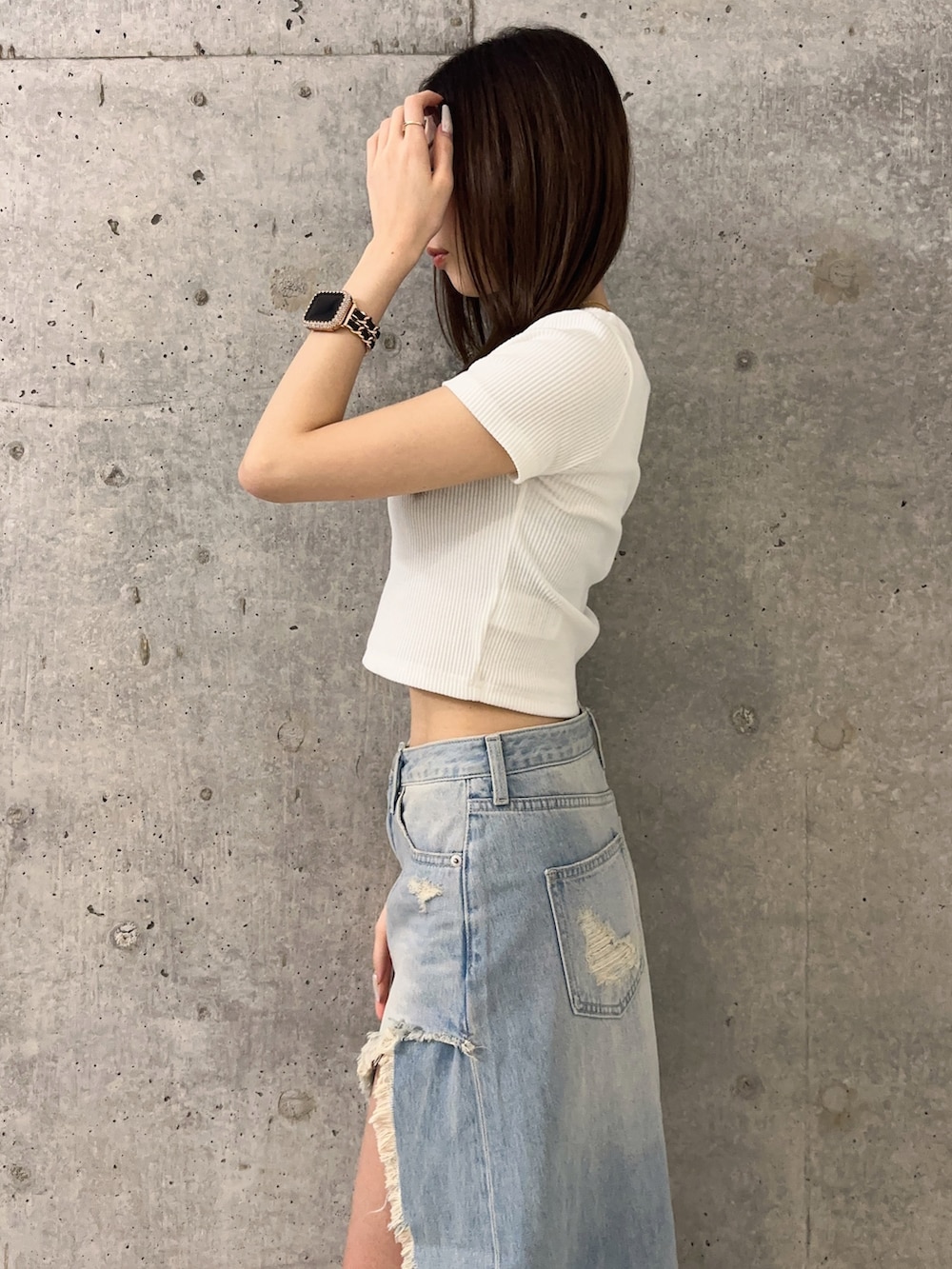 ブルー系のデニムスカート、ホワイト系のサンダル、ホワイト系のTシャツ/カットソーを着用したレディースの春コーディネートの5枚目の写真