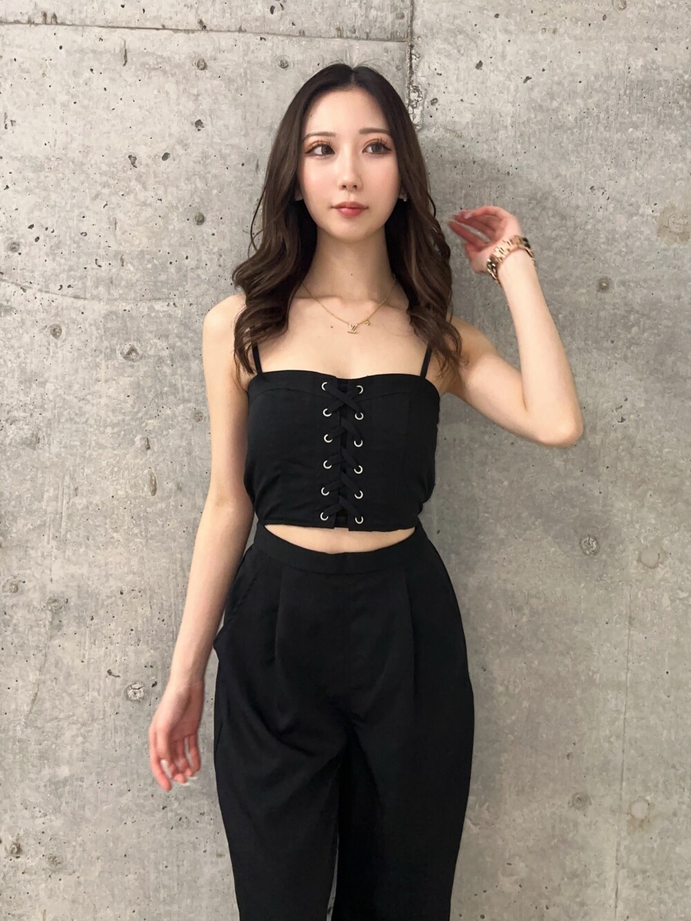 ブラック系のつなぎ/オールインワン、ベージュ系のサンダルを着用したレディースの春コーディネートの4枚目の写真
