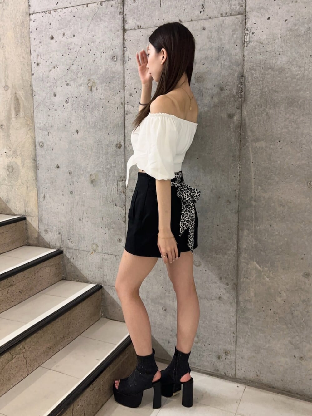 ブラック系のサンダル、ブラック系のその他パンツ、ホワイト系のシャツ/ブラウスを着用したレディースの夏コーディネートの3枚目の写真