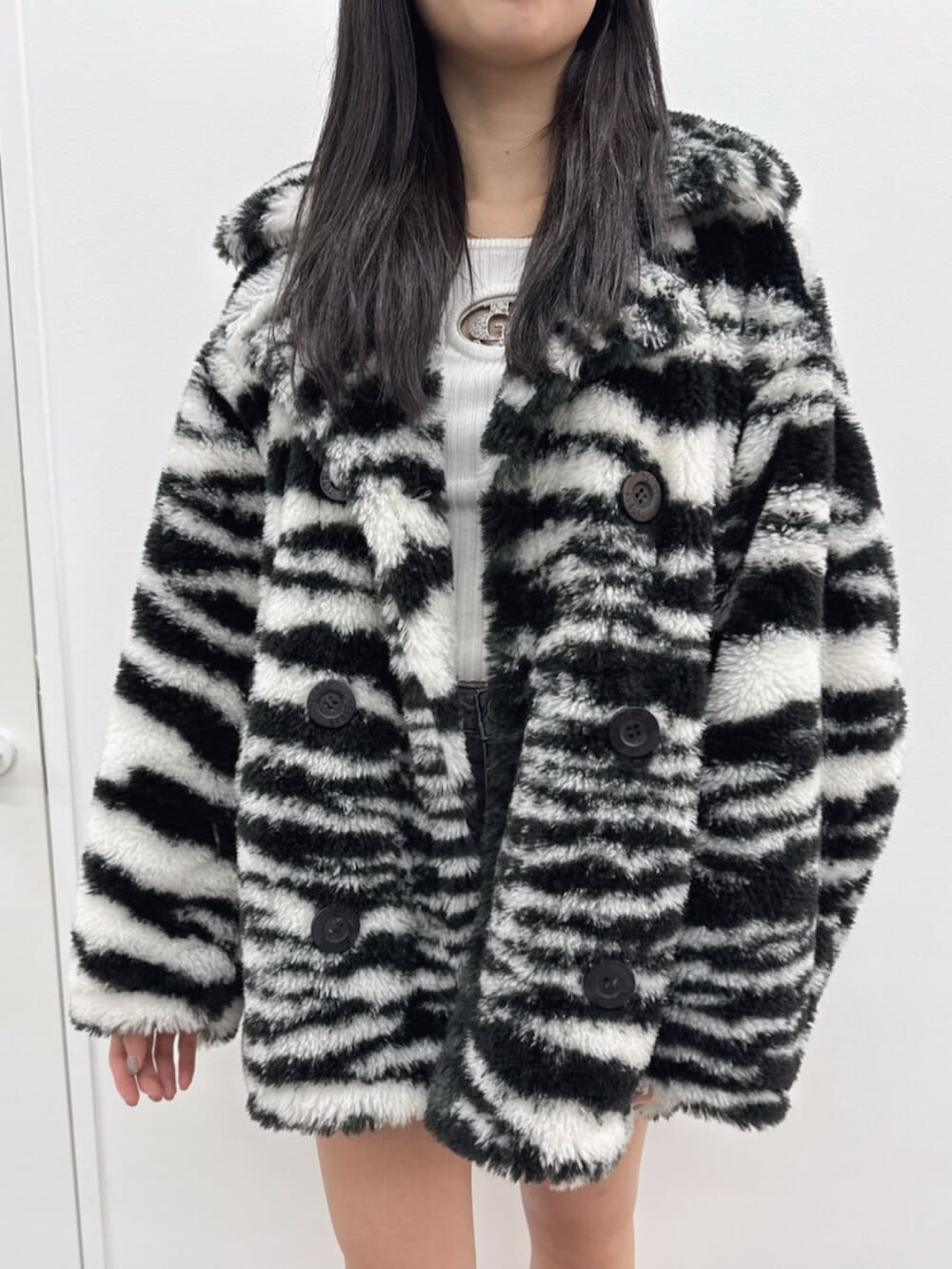 ブラック系のブーツ、ブラック系のデニムスカート、その他のブルゾンを着用したレディースの秋コーディネートの5枚目の写真