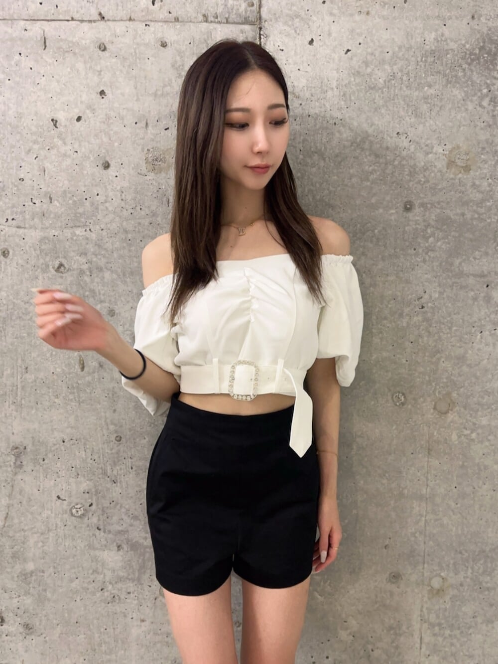 ブラック系のサンダル、ブラック系のその他パンツ、ホワイト系のシャツ/ブラウスを着用したレディースの夏コーディネートの4枚目の写真