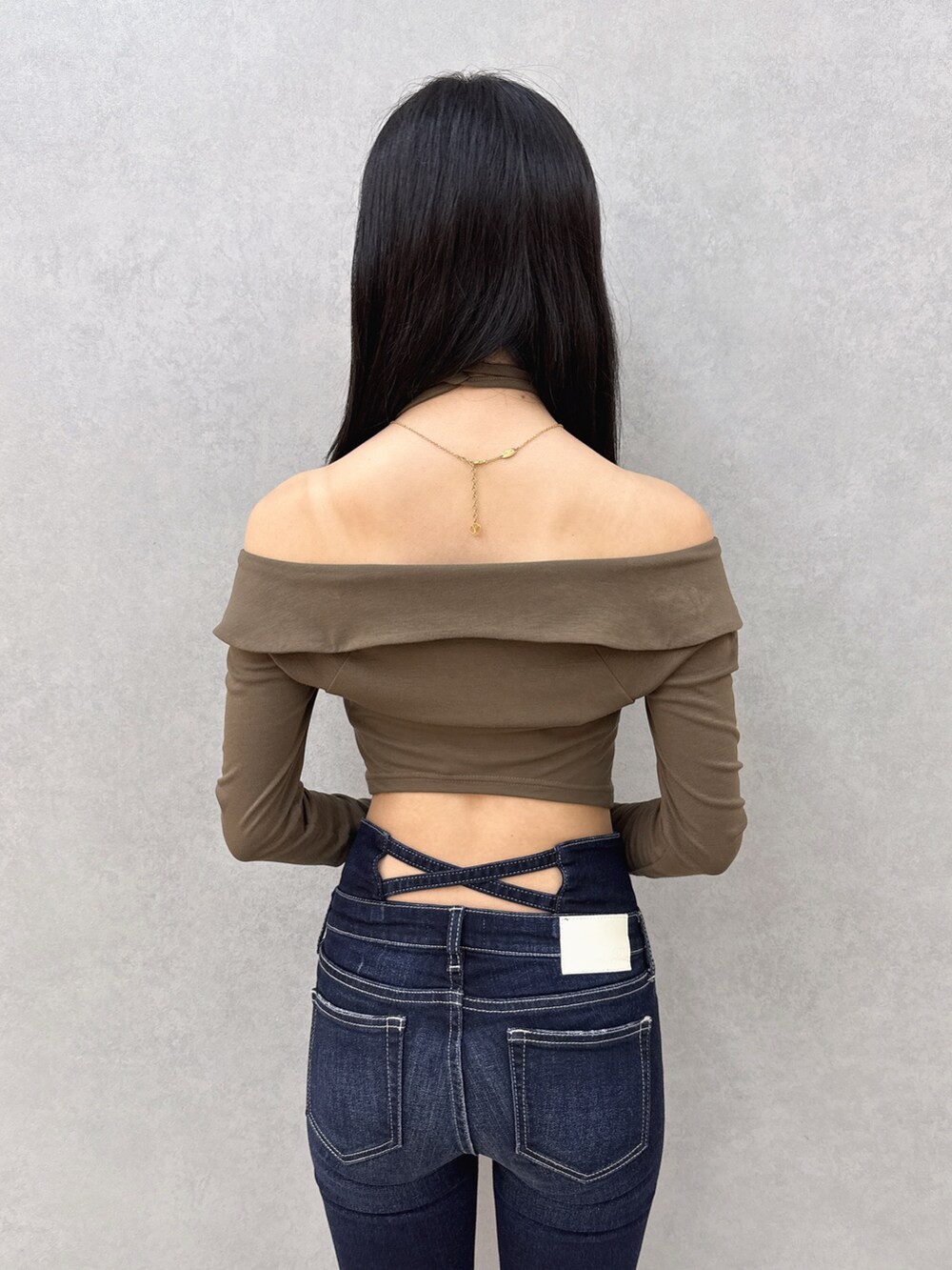 ブルー系のデニムパンツ、グリーン系のTシャツ/カットソー、ブラック系のサンダルを着用したレディースの夏コーディネートの5枚目の写真