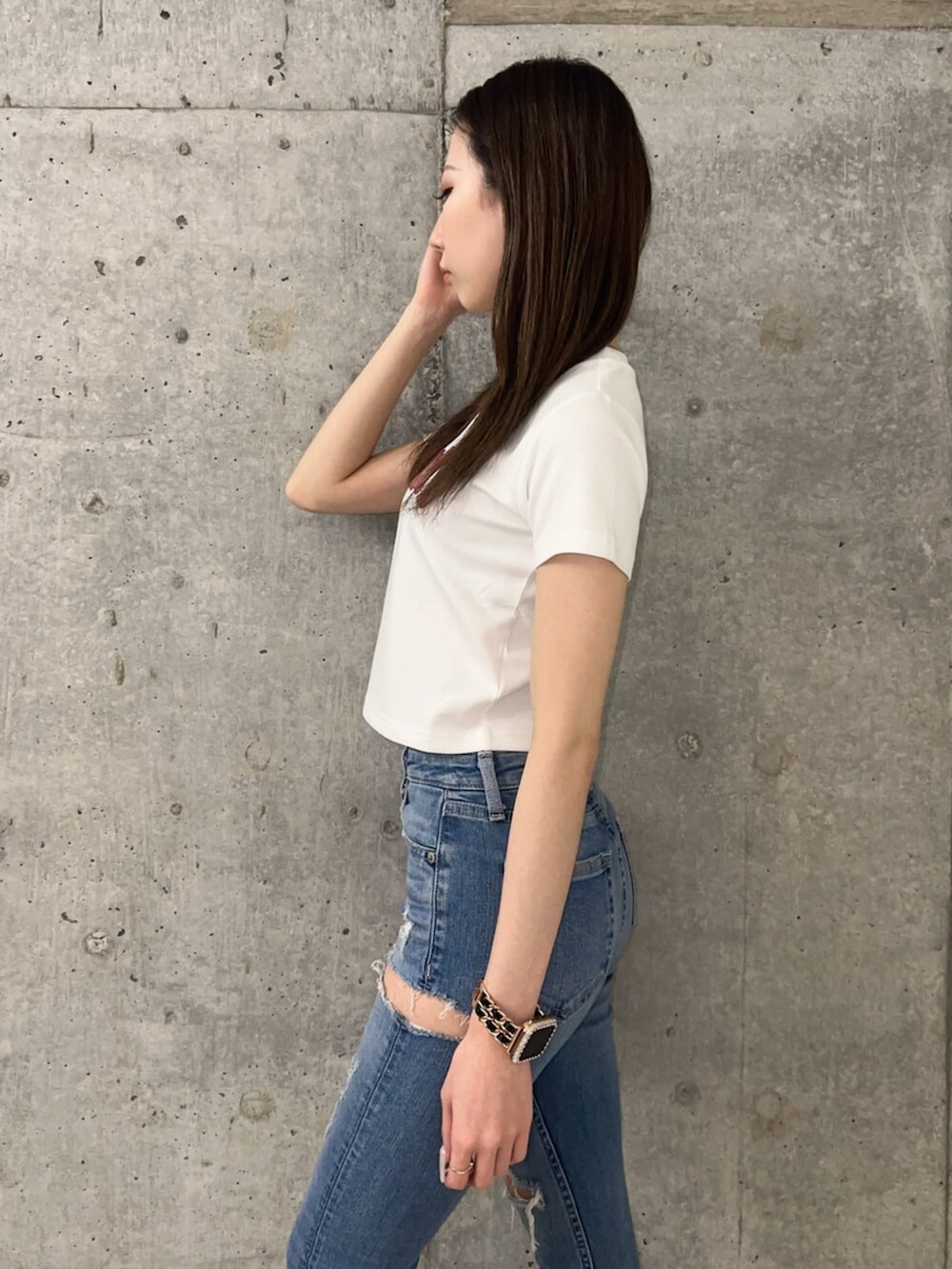 ブラック系のサンダル、ブルー系のデニムパンツ、ホワイト系のTシャツ/カットソーを着用したレディースの春コーディネートの6枚目の写真