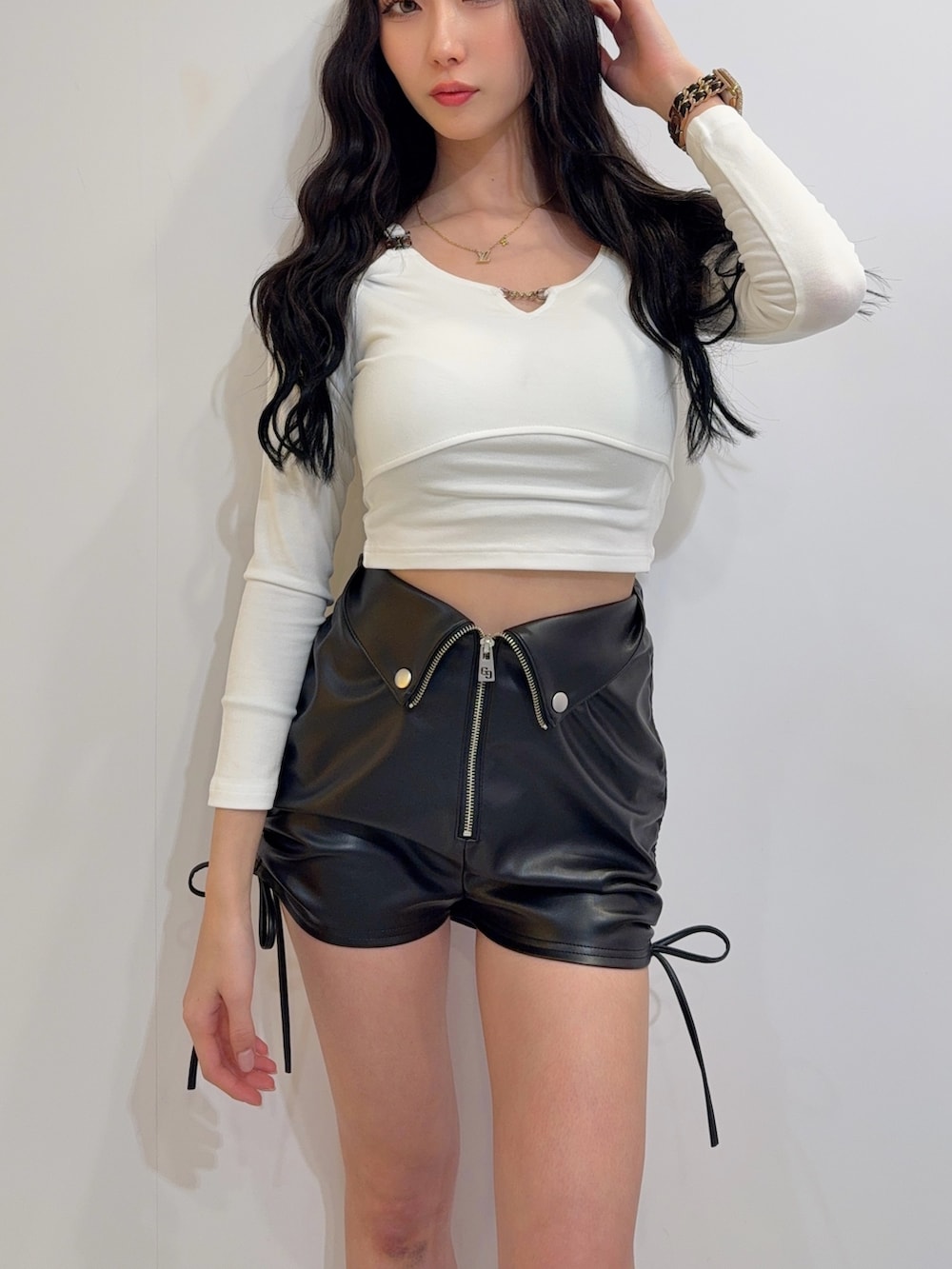 ブラック系のその他パンツ、ブラック系のブーツ、ホワイト系のTシャツ/カットソーを着用したレディースの冬コーディネートの5枚目の写真