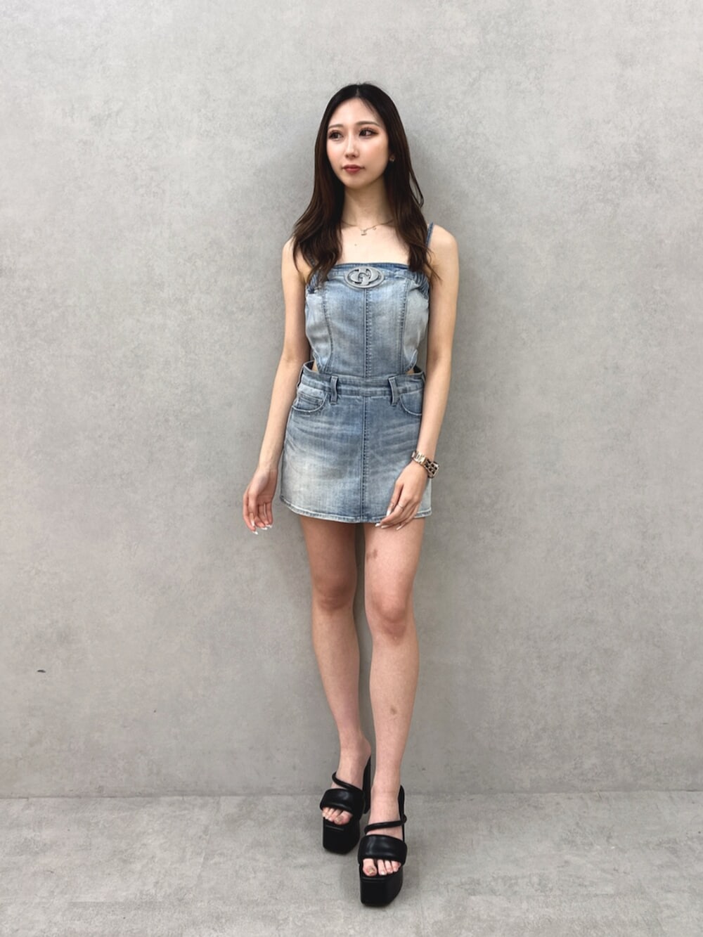 ブラック系のサンダル、ブルー系のワンピースを着用したレディースの夏コーディネートの2枚目の写真