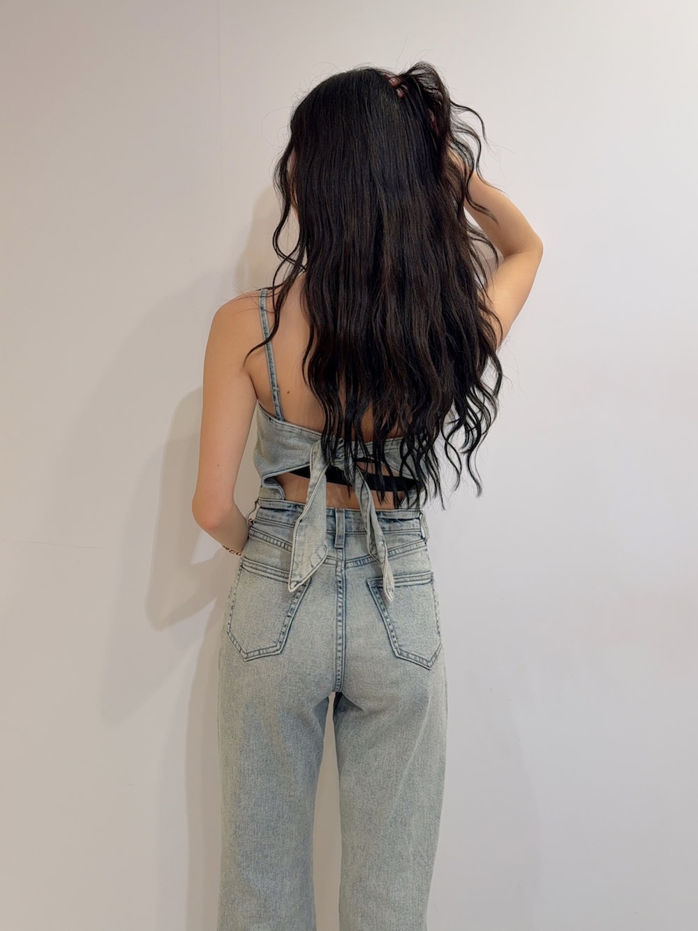 ブルー系のつなぎ/オールインワン、ホワイト系のパンプスを着用したレディースの冬コーディネートの5枚目の写真