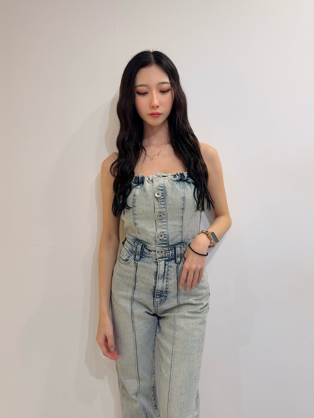 ブルー系のつなぎ/オールインワン、ホワイト系のパンプスを着用したレディースの冬コーディネートの4枚目の写真