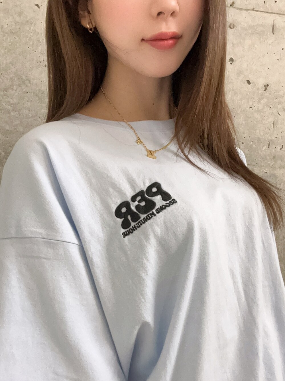 ブルー系のデニムパンツ、ブラック系のサンダル、ブルー系のTシャツ/カットソーを着用したレディースの春コーディネートの7枚目の写真