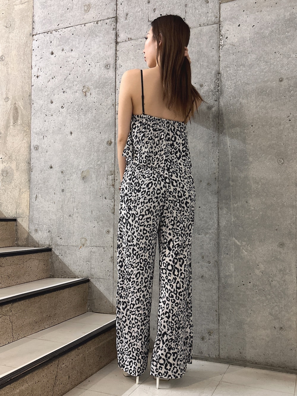 その他のその他パンツ、その他のキャミソール、ホワイト系のパンプスを着用したレディースの春コーディネートの3枚目の写真