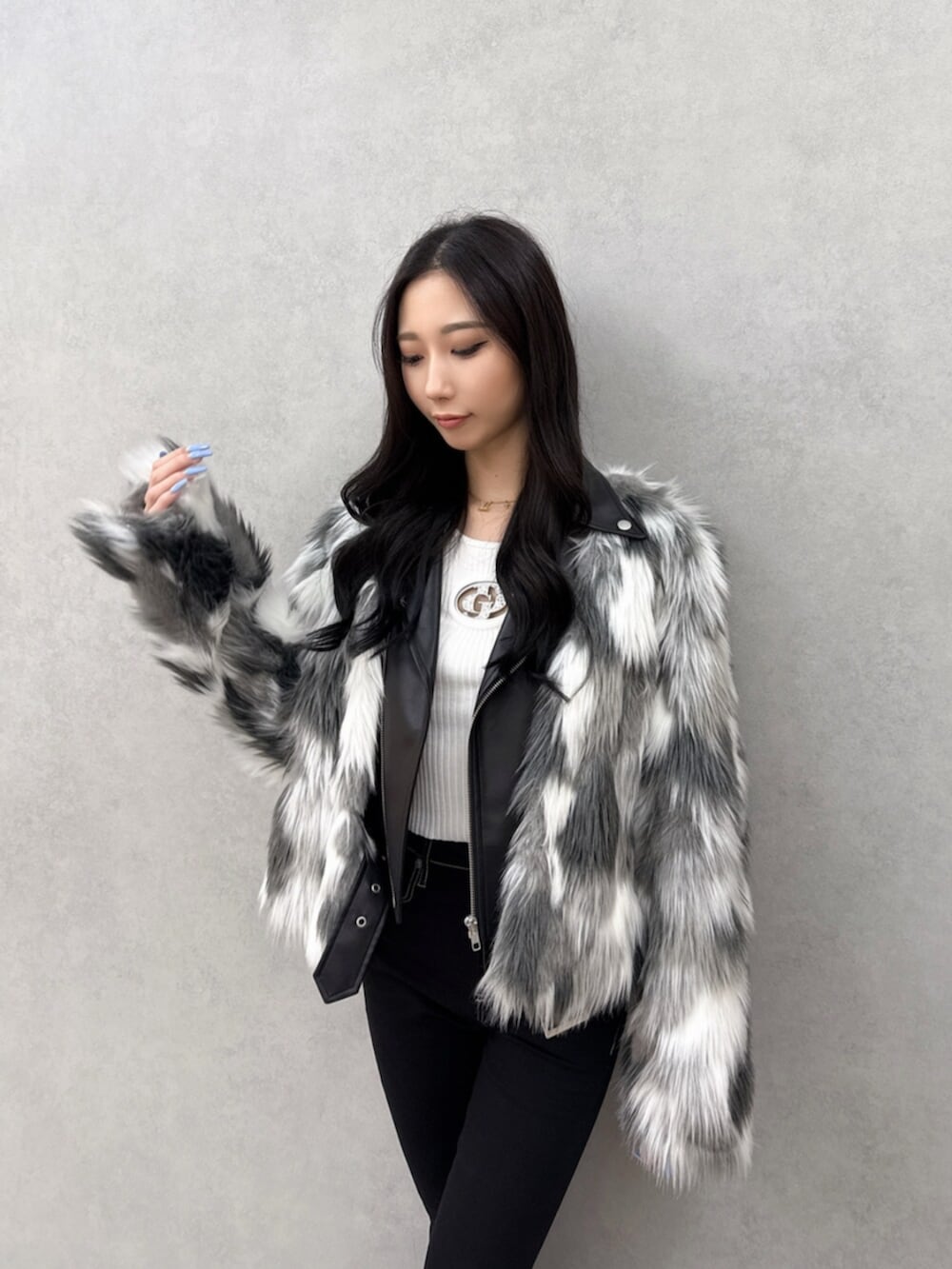 ブラック系のデニムパンツ、ブラック系のブーツ、ホワイト系のニット/セーターを着用したレディースの秋コーディネートの4枚目の写真