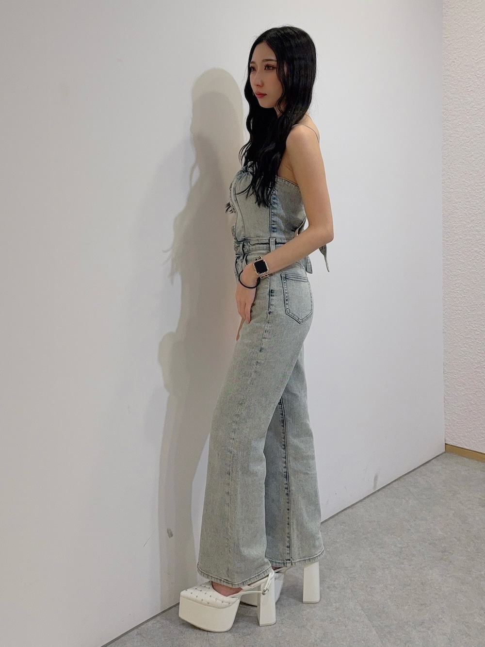 ブルー系のつなぎ/オールインワン、ホワイト系のパンプスを着用したレディースの冬コーディネートの2枚目の写真