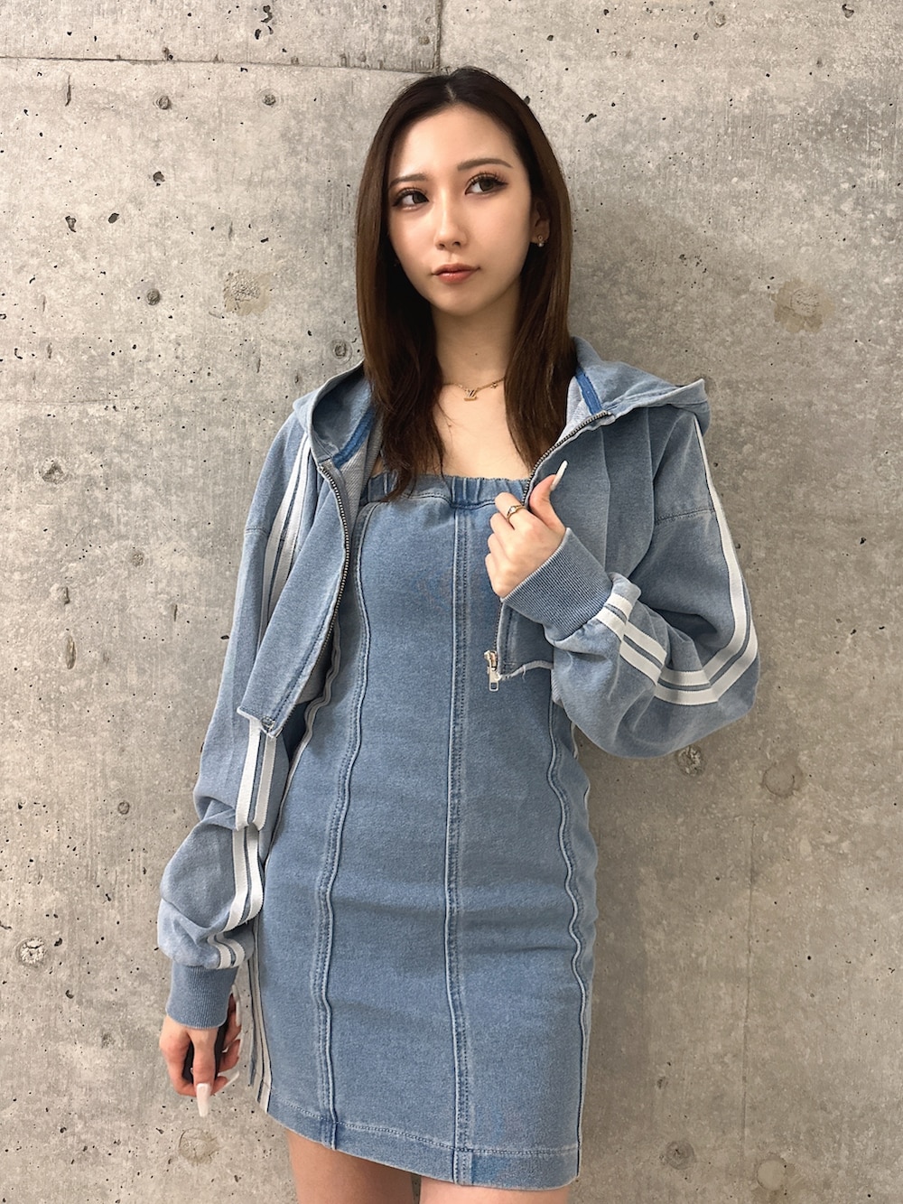 「セットアップ、大人カジュアル、デニム、デニムパンツ、デニムコーデ、デニムオンデニム、タイトワンピース、gyda、GYDA、gydastaff、GYDAコーデ、gydaデニム、GYDAデニム」｜「GYDAのGD SIDE 2ラインカットデニムベアワンピース【SETUP着用可】（ワンピース、ブルー系）」を使った、hinanoさん（レディース・156cm）の春コーディネートの4枚目の写真