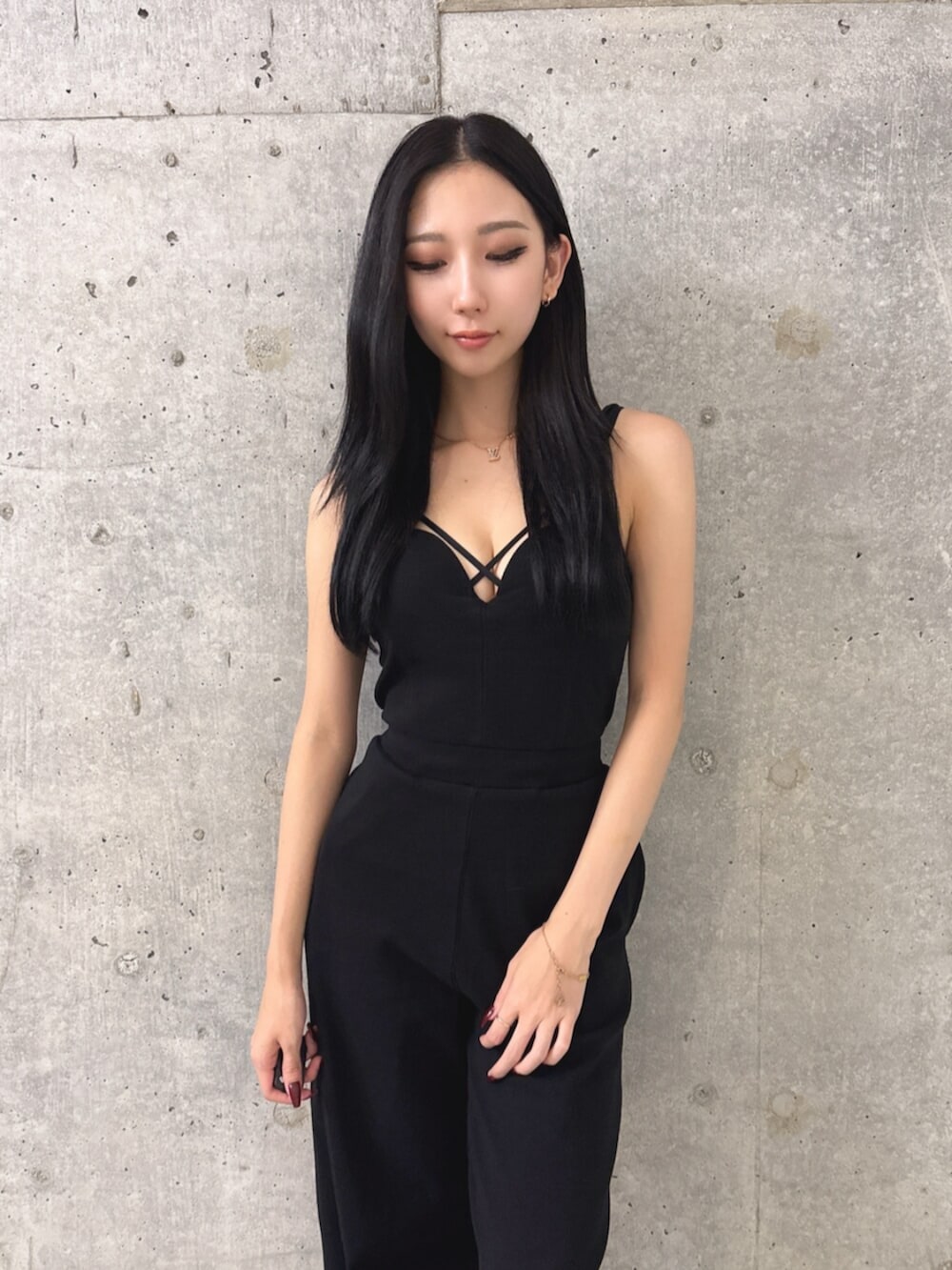 ホワイト系のサンダル、ブラック系のつなぎ/オールインワンを着用したレディースの夏コーディネートの4枚目の写真